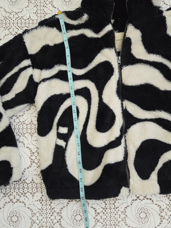 Thread & Supply Black & White Abstract Faux Shearling Jacket Size L - Picture 6 of 7